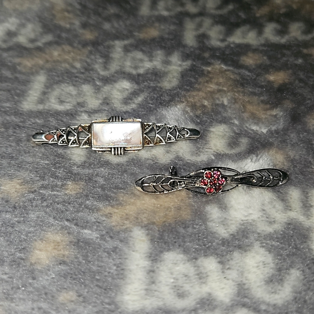 Pair of bar style pins